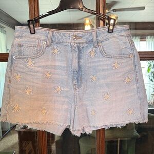 American Eagle Daisy Embroidered Mom Shorts Light Wash Denim Frayed Hem Size 10